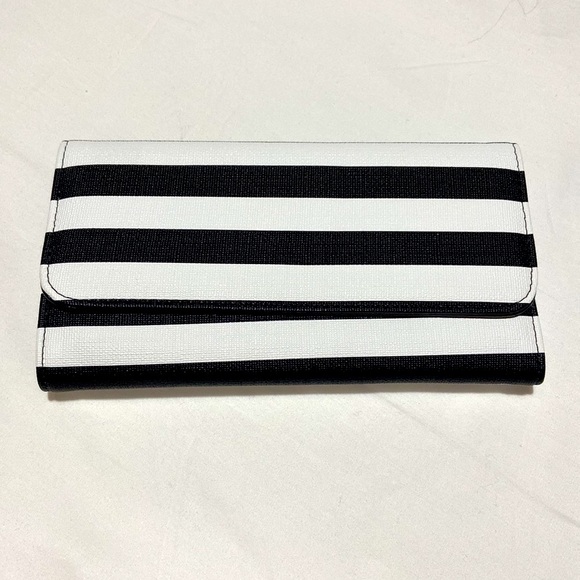 Out From The Kloth Black and White Slim Wallet. New with Cover. - Picture 5 of 5